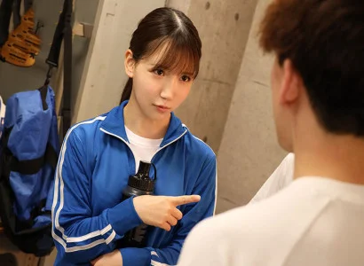 cô gái trẻ trong câu lạc bộ bóng đá quan hệ tập thể với cô gái xinh giữa sân