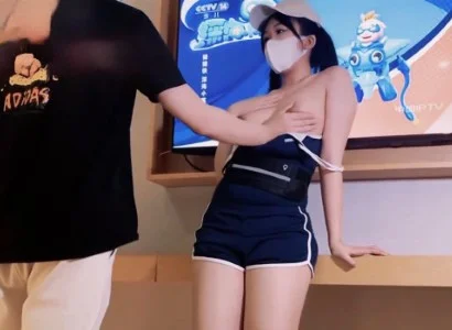 Nhân viên bán TV xinh đẹp và chàng khách hàng may mắn