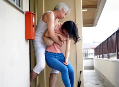Cô gái mới cưới bị bố chồng già đụ