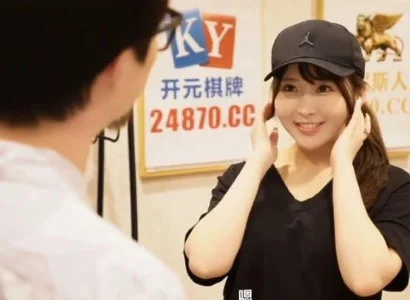 Em nhân viên giao hàng dễ tính lúc giao đồ