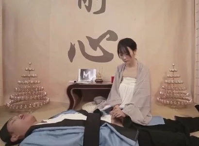 Người nữ tu dìu vị đạo sĩ bị thương