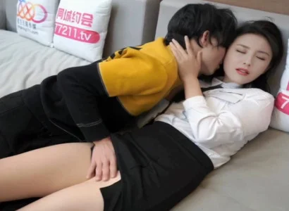Cô gái làm thư ký lén lút chén với sếp vì tiền