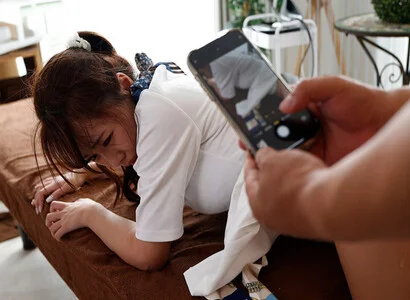Nhân viên triệt lông liền làm chuyện đó với em