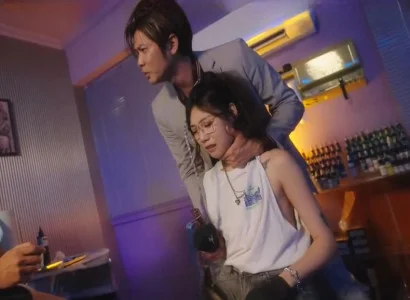 Cô gái xinh đẹp bị nện tập thể